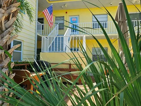 9895 1st St E APT 7, Treasure Island, FL 33706
