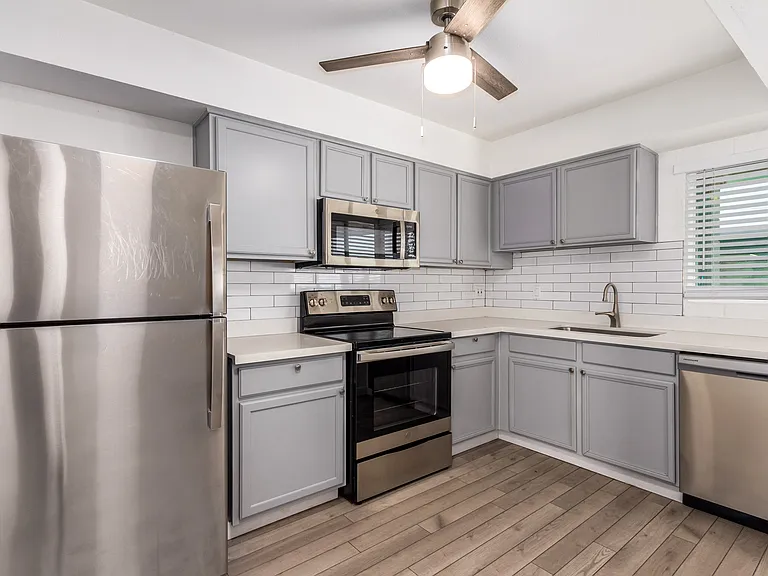 1911 E Amelia Ave #7 — Photo 2