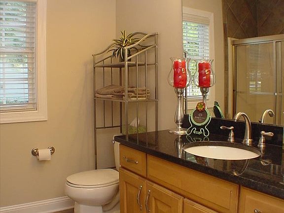 Guest bathroom 