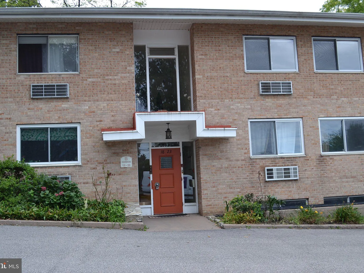 2 bed, 1.0 bath, 823 sqft, $1,750 — Photo 3