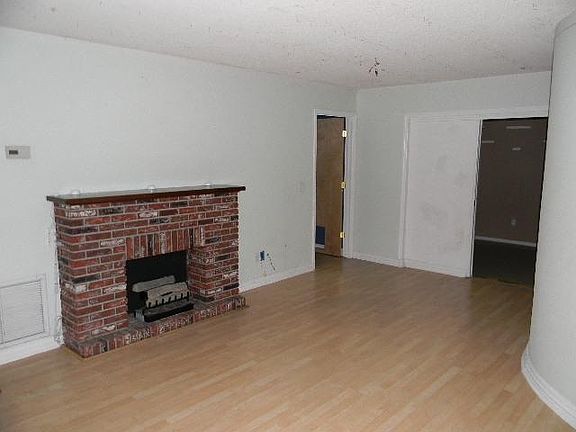 2nd image of 410 Willows
