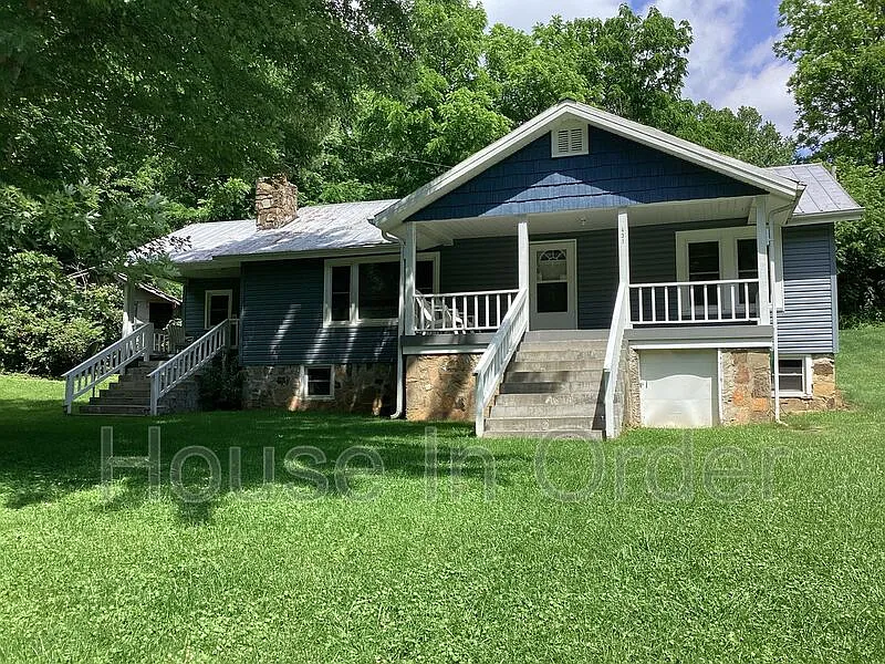3 bed, 1.0 bath, 1104 sqft, $1,695 — Photo 3