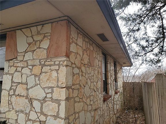 3rd image of 2408 McCracken Dr