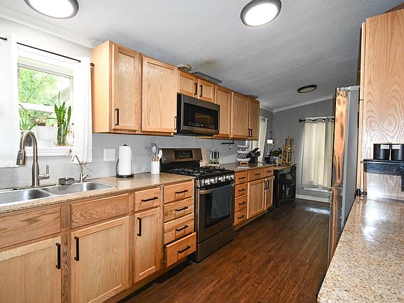 3rd image of 735 NE Winfield Ave