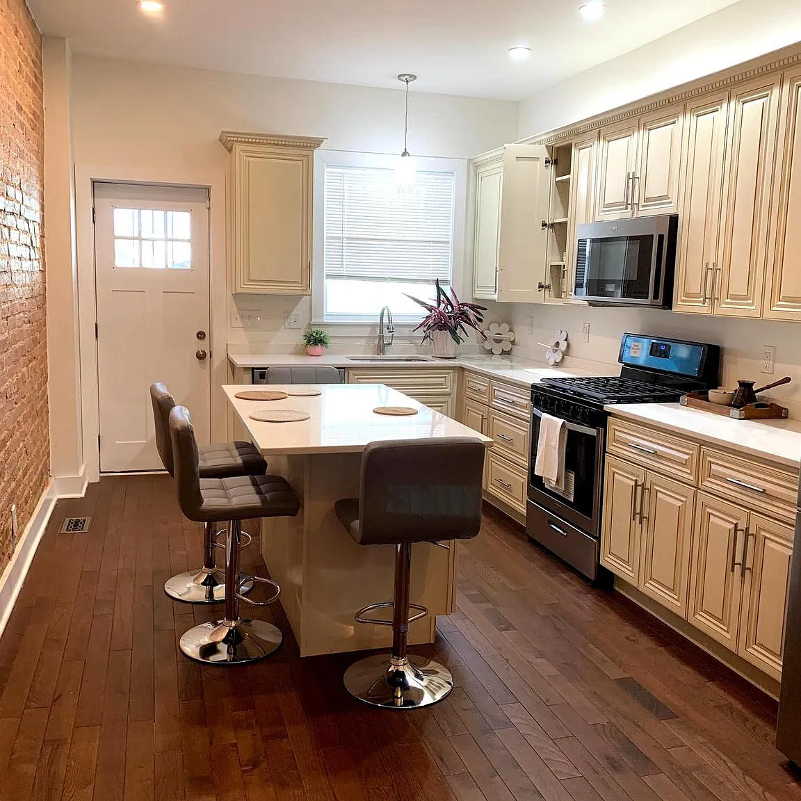 3 bed, 3.5 bath, $3,200 — Photo 3