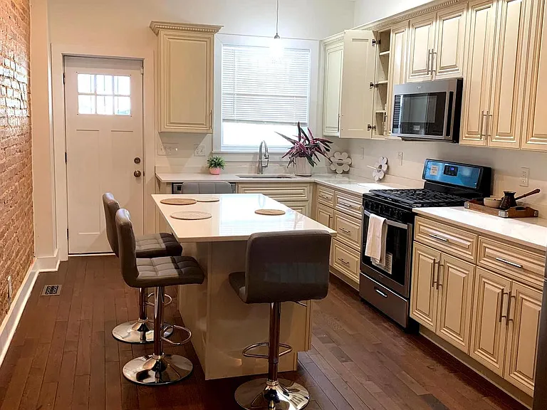 2502 Jefferson St — Photo 3