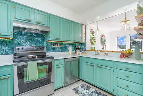 Fully appointed kitchen. All dishes can remain if the tenant desires.