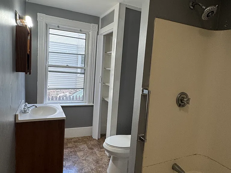 16 Blaine Ave #1R — Photo 5