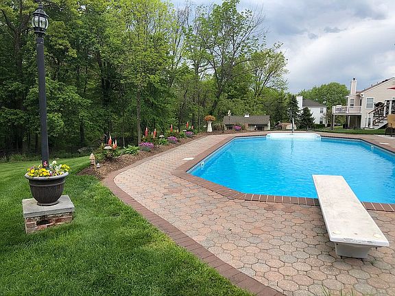 5th image of 27 Fieldstone Dr