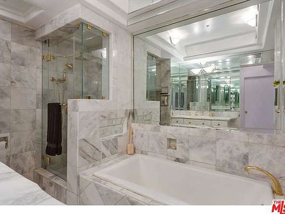 4th image of 838 N Doheny Dr APT 904