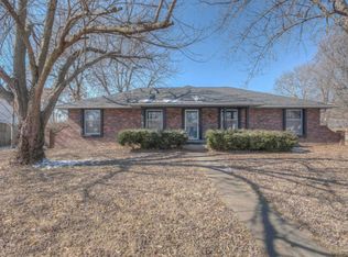 1905 Southwood Ln, Carthage, MO 64836