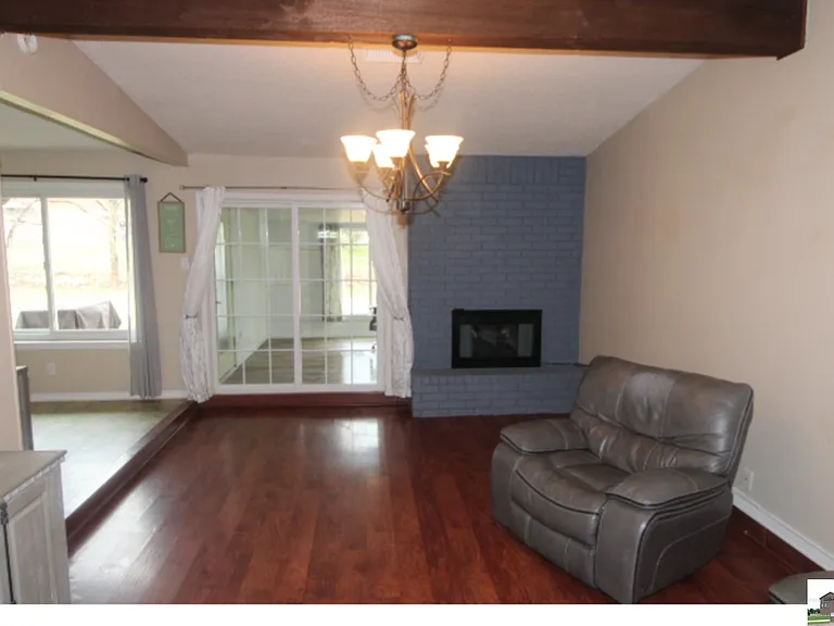 211 E Hogan Dr — Photo 2