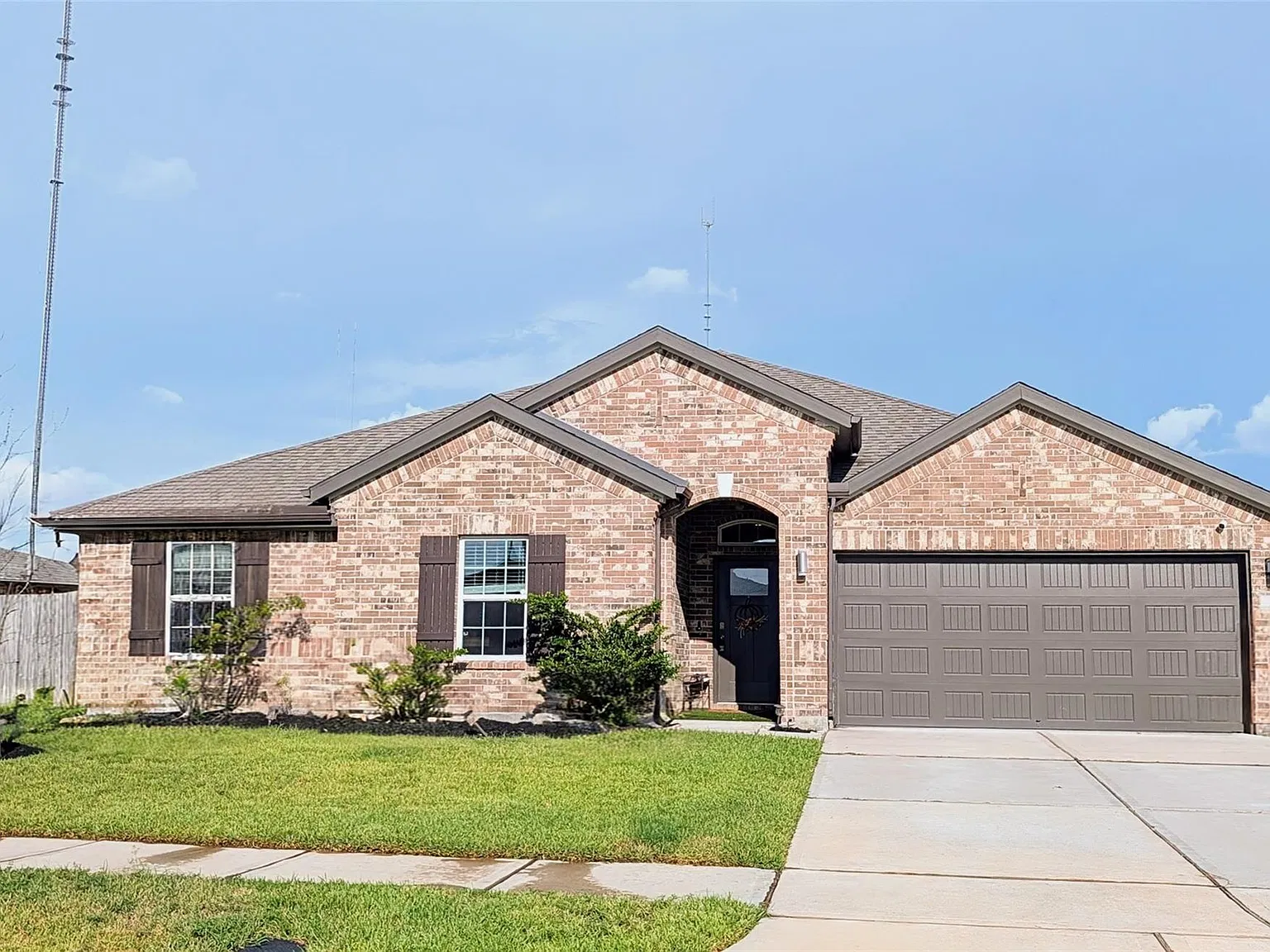 4 bed, 2.5 bath, 2733 sqft, $2,850 — Photo 1
