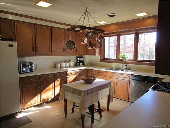 3rd image of 1525 Country Hill Dr