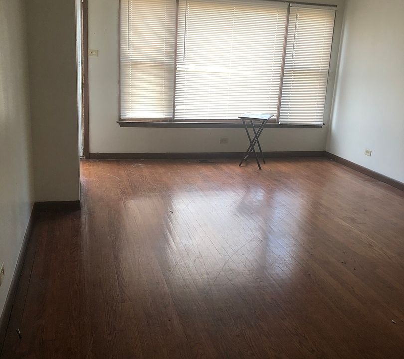 2nd image of 584 W 16th Pl