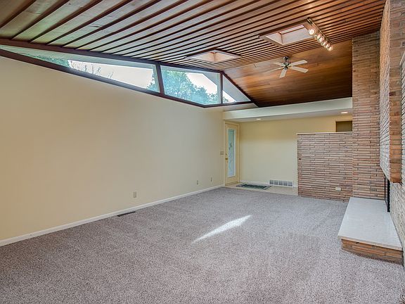 5th image of 414 W Meadowbrook Dr