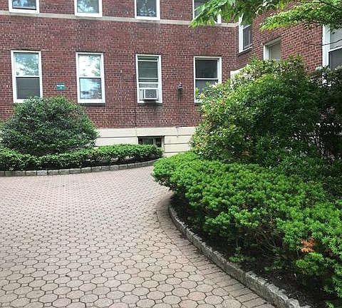 3rd image of 826 Larchmont Acres APT B