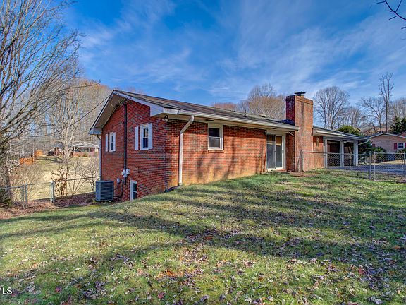 3rd image of 2104 Evergreen Dr