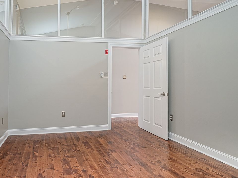 Middle Bedroom w/ remote activated black-out shades