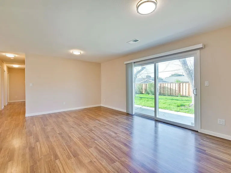 1425 Sunshadow Ln — Photo 9