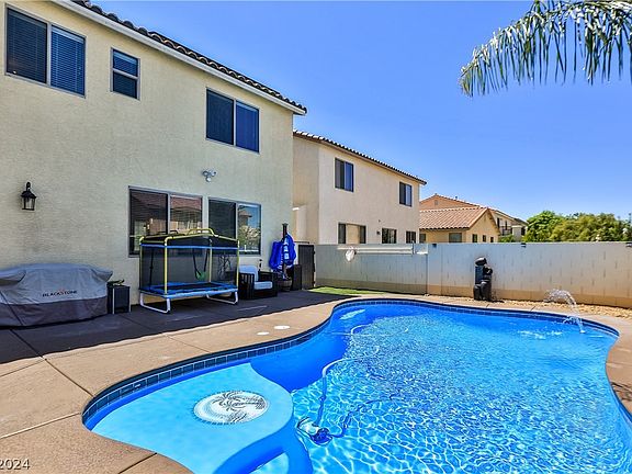 4th image of 696 Homewillow Ave