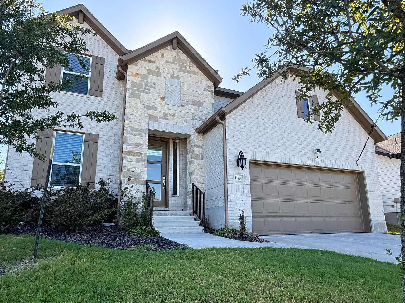 4 bed, 3.5 bath, 2528 sqft, $2,850 — Photo 1