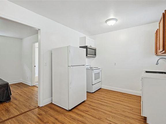4th image of 4136 Toulouse St