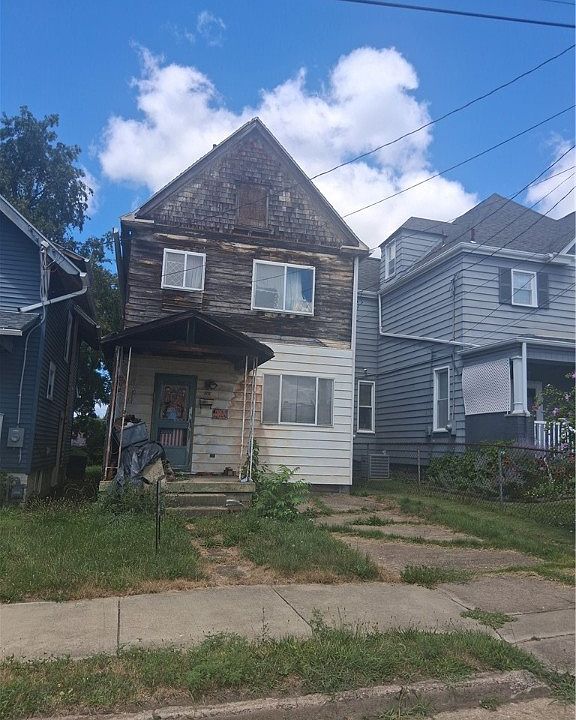 2nd image of 175 Lawrence Ave