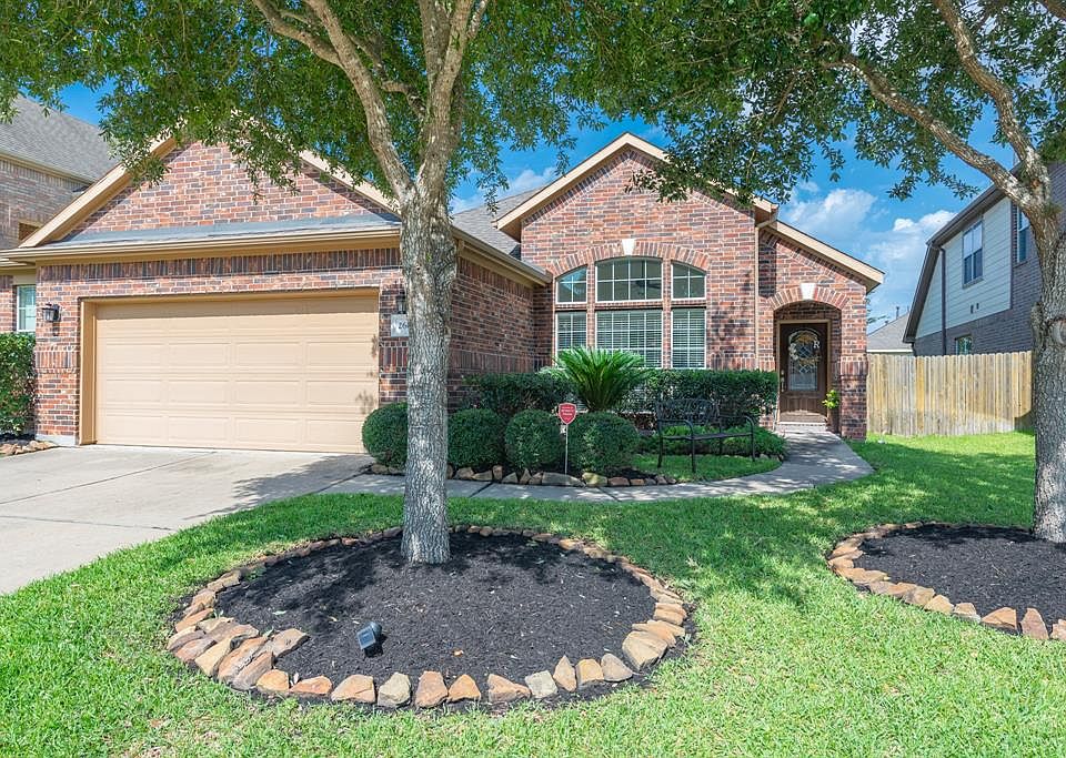 This lovely three bedroom, 2 bath home with an oversized 2-car garage is located on a quiet cul-de-sac street in Pine Mill Ranch.