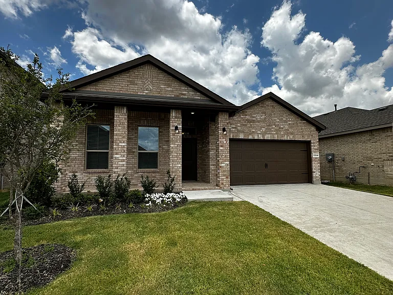 2244 Dyre Dr — Photo 2
