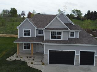 1332 Mohican Trl, Waukesha, WI 53189