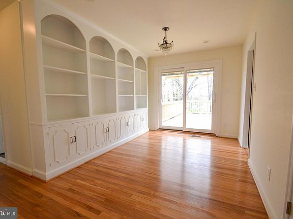 5th image of 135 W Chestnut Hill Ln