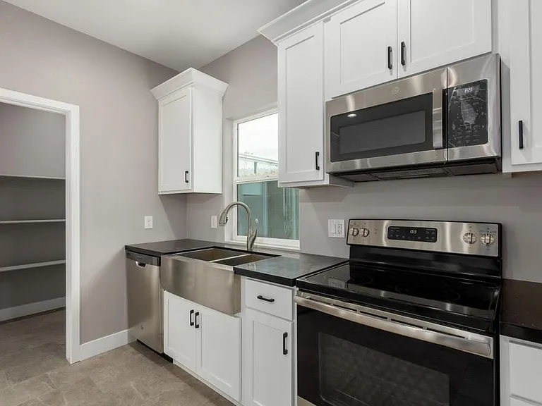 2336 E Harvard St — Photo 7