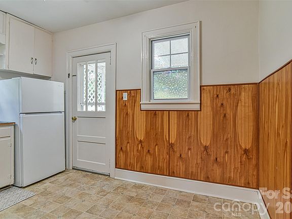 5th image of 101 E Skyland Cir