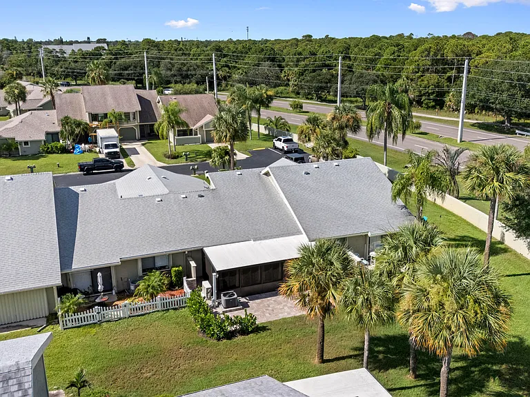 1431 SE Berwick Ct — Photo 31