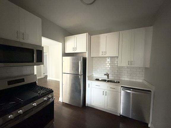 3rd image of 3355 W Sunnyside Ave #1