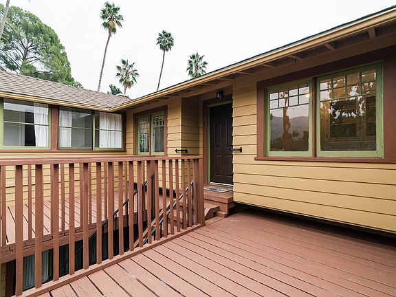 Upstairs patio deck.