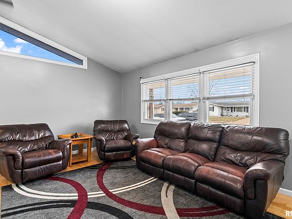 5th image of 2264 E Eleanor Ave