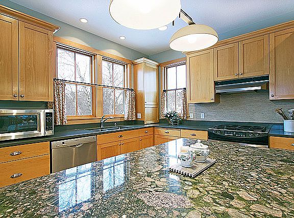 3rd image of 4622 Lilac Ln N
