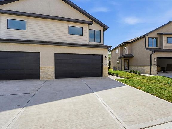4th image of 216 NW Orchard Ct