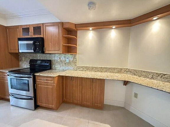 5th image of 21085 NE 34th Ave APT 404-1