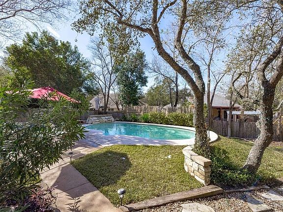 2nd image of 1911 Holly Hill Dr