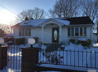 4 Surrey Dr, Amityville, NY 11701