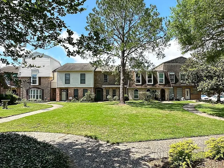 1808 Saxony Ln — Photo 2