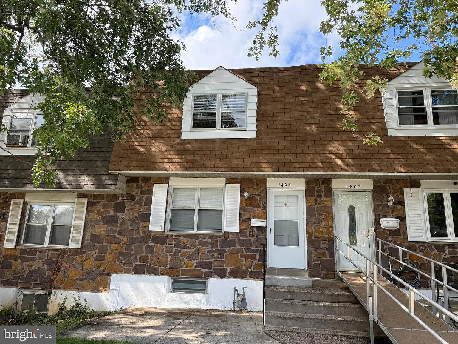 3 bed, 1.5 bath, 1440 sqft, $2,200 — Photo 1