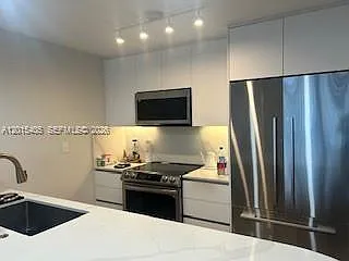 Photo 2 of 21 - 401 Ocean Dr #525 - Miami Beach, FL Building Photo - 401 Ocean Dr #525