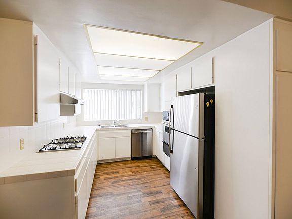 2nd image of 256 Avenida Lobeiro APT C