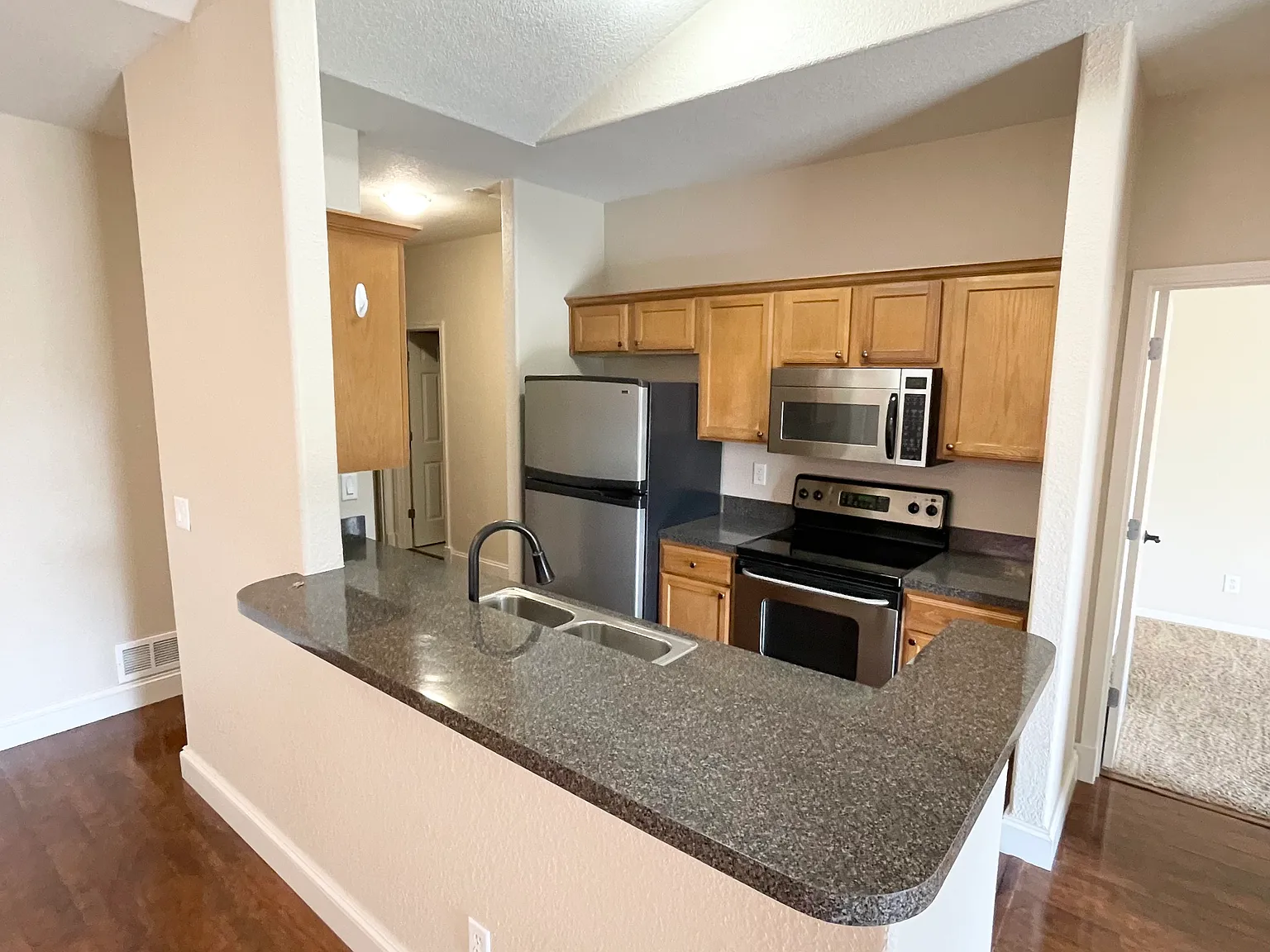 2 bed, 1066 sqft, $1,925 — Photo 4