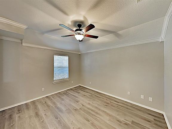 3rd image of 816 Royal Oak Ln