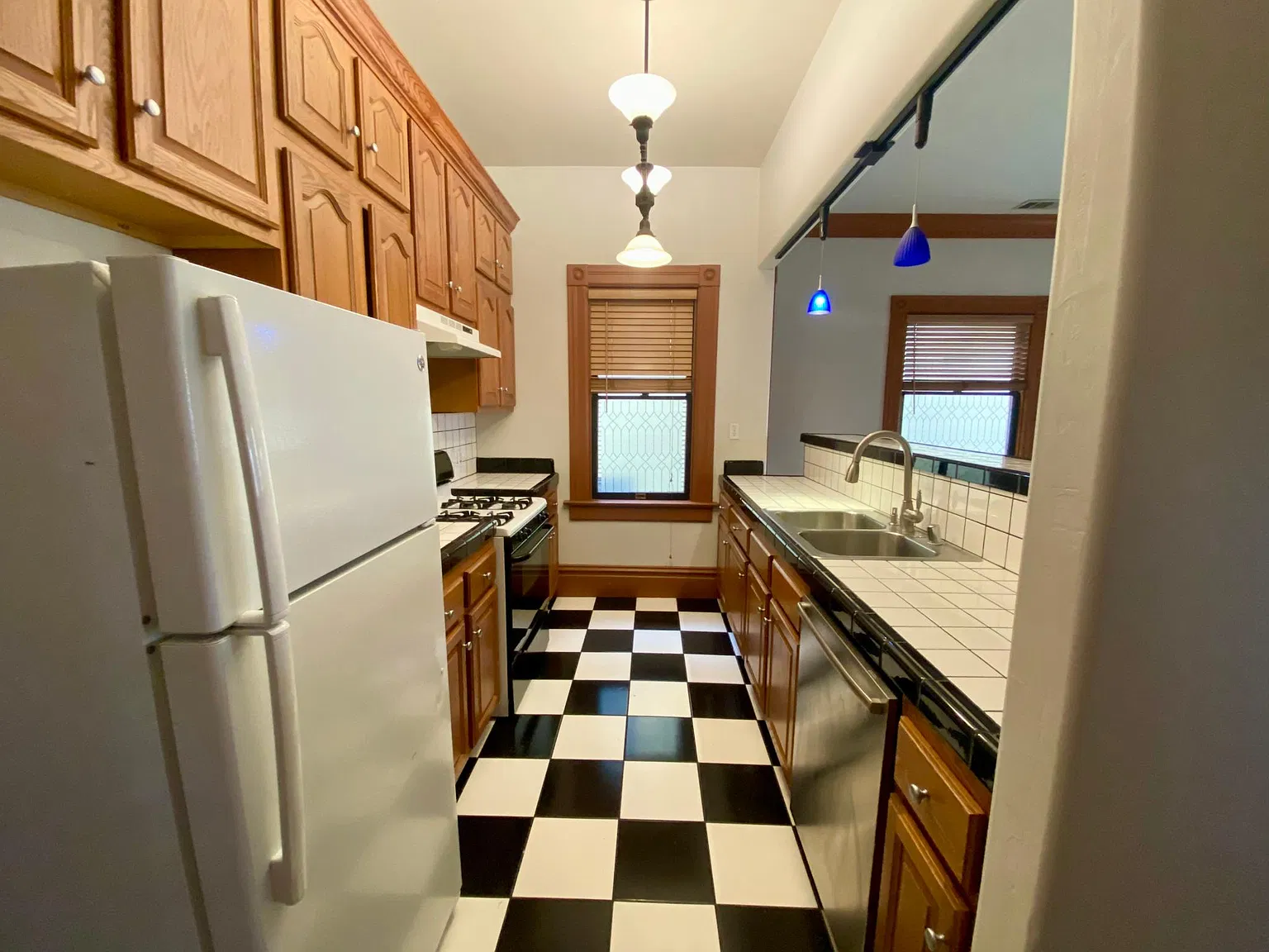 3 bed, 1600 sqft, $2,390 — Photo 4